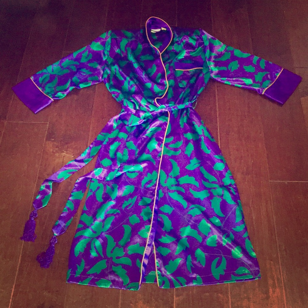 Vintage ‘Gold Label’ Victoria’s Secret Robe 💜💚
